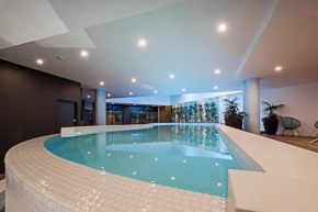 Luxe 2BR Executive Apartment Kingston Pool Parking WiFi BBQ Wine